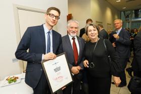 Laureat dr hab. n. med. Maksymilian P. Opolski z jurorami: prof. Janem Madeyem i dr Ireną Eris