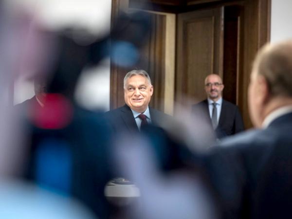 Viktor Orbán ewidentnie czuje na plecach oddech konkurencji, bo próbuje już wszystkiego.