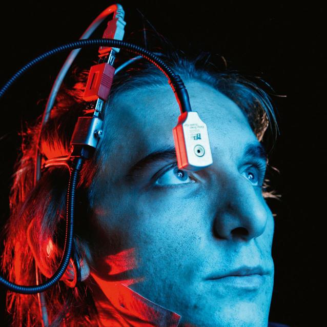 Neil Harbisson nie rozróżnia kolorów. Ich postrzeganie umożliwia mu specjalny implant.