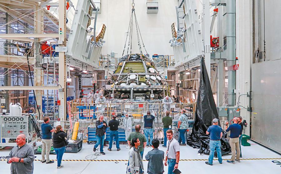 W Kennedy Space Center technicy łączą dwie części statku kosmicznego Orion – moduł załogowy i moduł serwisowy.