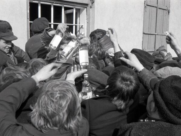 Dostawa alkoholu do sklepu w Skaryszewie, 1981 r.