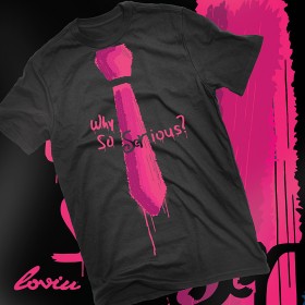 „Why so serious” autorstwa sloorpa - Greka Giorgosa Vasileiadisa, który przygodę z projektowaniem graficznym zaczął w wieku 13 lat. Hasło „dlaczego taki poważny?” ironicznie zestawiono z odwiecznym symbolem „odpowiedzialnych stanowisk” - krawatem.