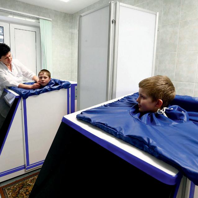 Dzieci mieszkające na terenach skażonych poddawane są fizjoterapii w ośrodkach rehabilitacyjnych.