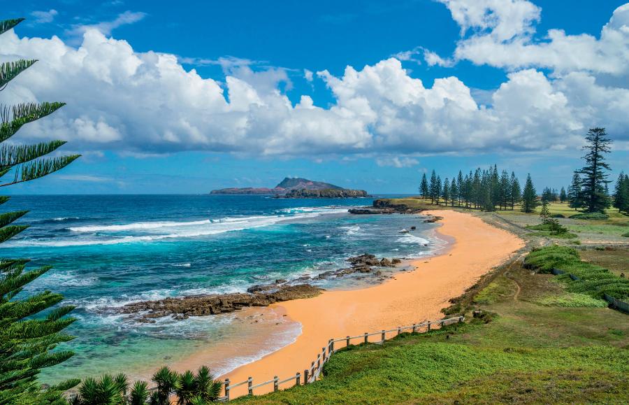 Widok z Norfolk Island na ­rajskie – zdawałoby się – wysepki: Nepean (bliżej) oraz Phillip.