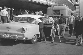 Wracamy do sportu. Widzowie i zagraniczne ekipy telewizyjne oczekują na jedną z większych imprez sportowych tamtych czasów - „Wyścig pokoju”.