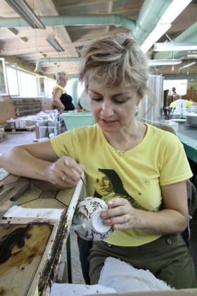 Małgorzata Paszko, jeda ze specjalistek ręcznego malowania porcelany.