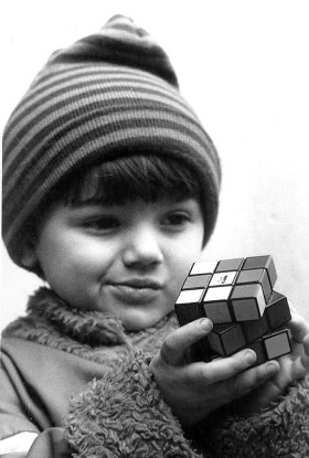 KOSTKA RUBIKA zaatakowała nas na początku lat 80. W czasie wakacji 1982 i 83 trzeba było opanować „systemy” układania. Inaczej gadżet na zawsze pozostawał zaczarowany i nieułożony.