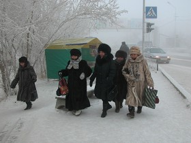 Gdy temperatura spada do minus 50 trudno czekać na autobus, toteż okoliczne sklepy zapełniają się oczekującymi. Ci, co muszą czekać na zewnątrz pozostają w ciągłym ruchu: tuptają, drepczą i stepują.