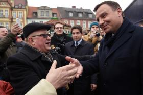 Najwierniejsi wyznawcy PiS potrafią czekać na Dudę długie godziny.