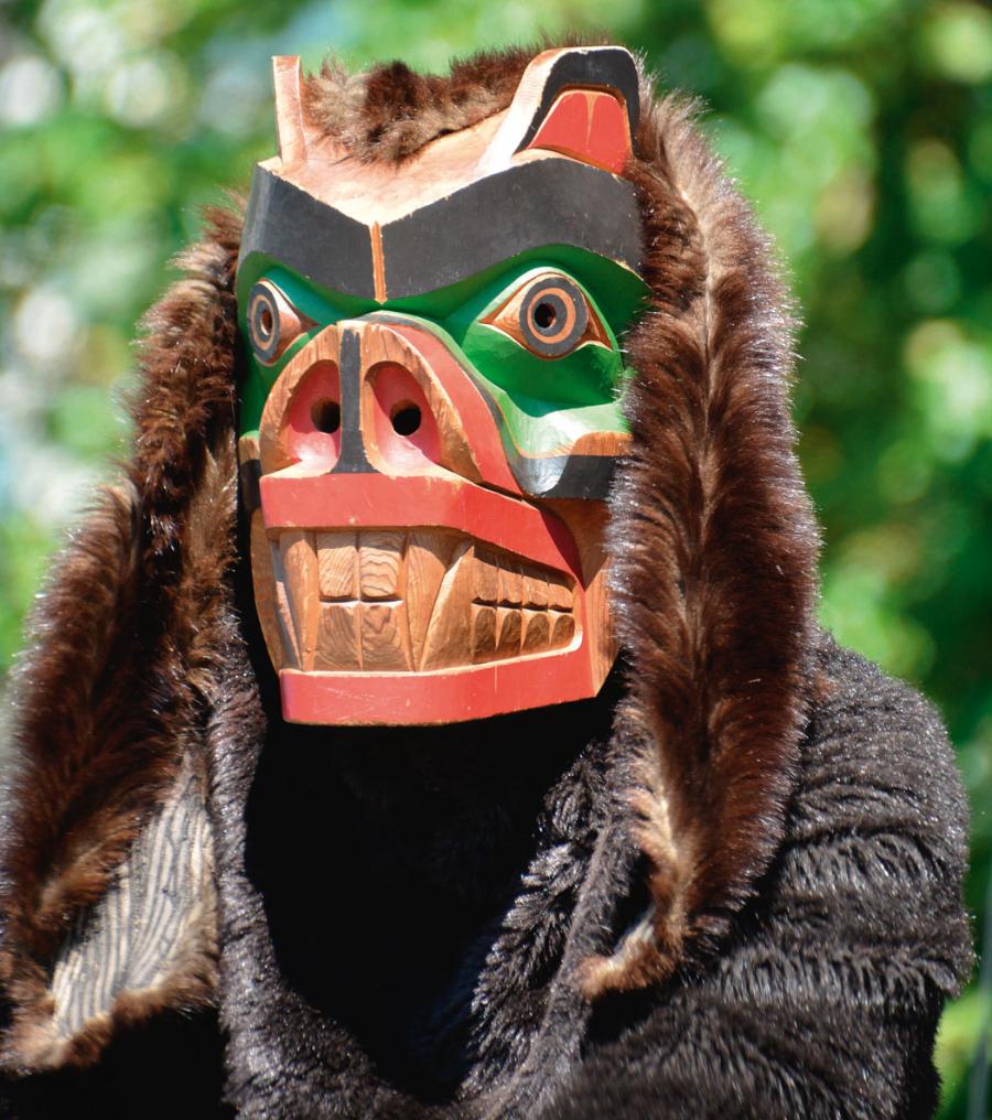 Drewniana maska Indian z Kolumbii Brytyjskiej w Kanadzie.