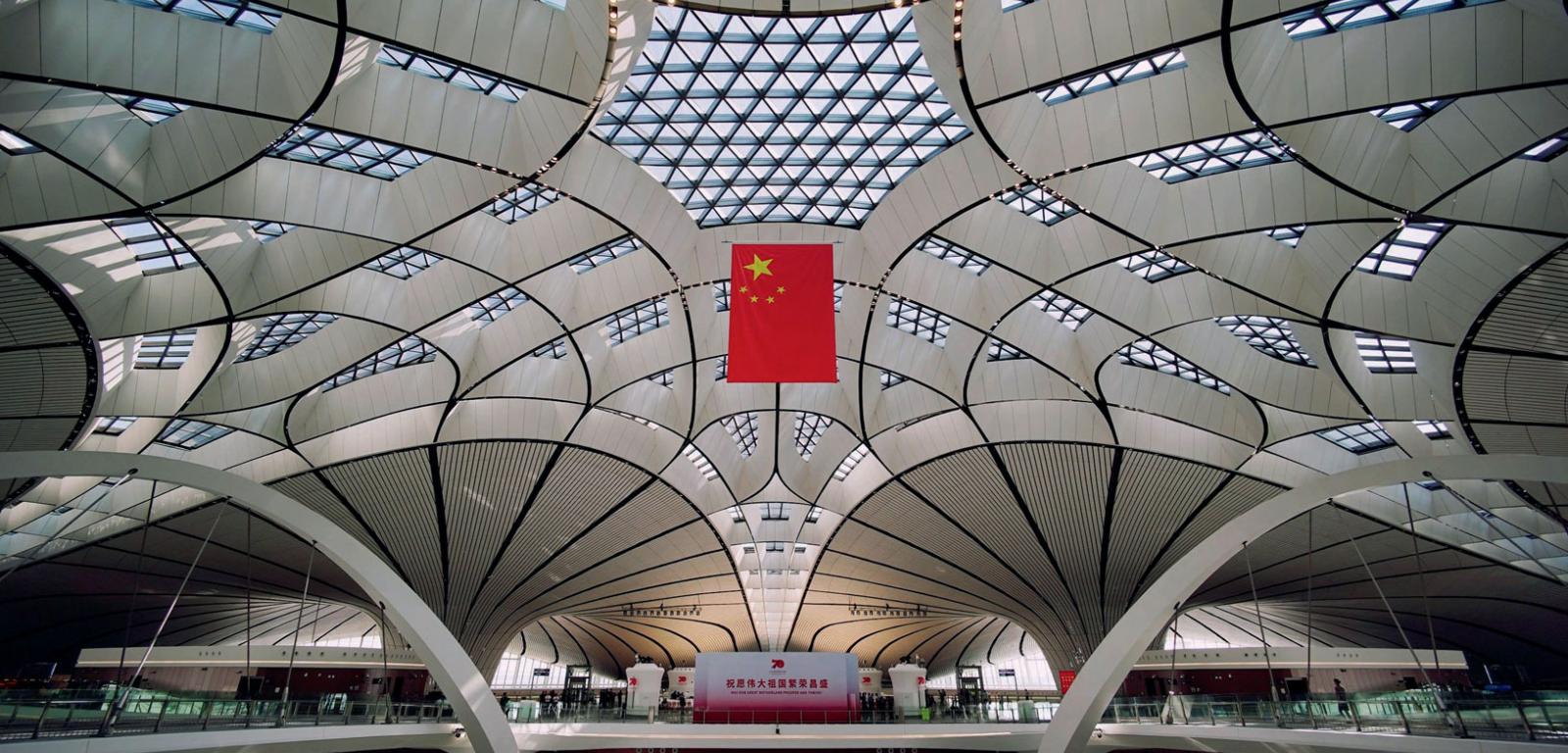 Wnętrze terminalu najnowszego lotniska w Chinach – Daxing International.
