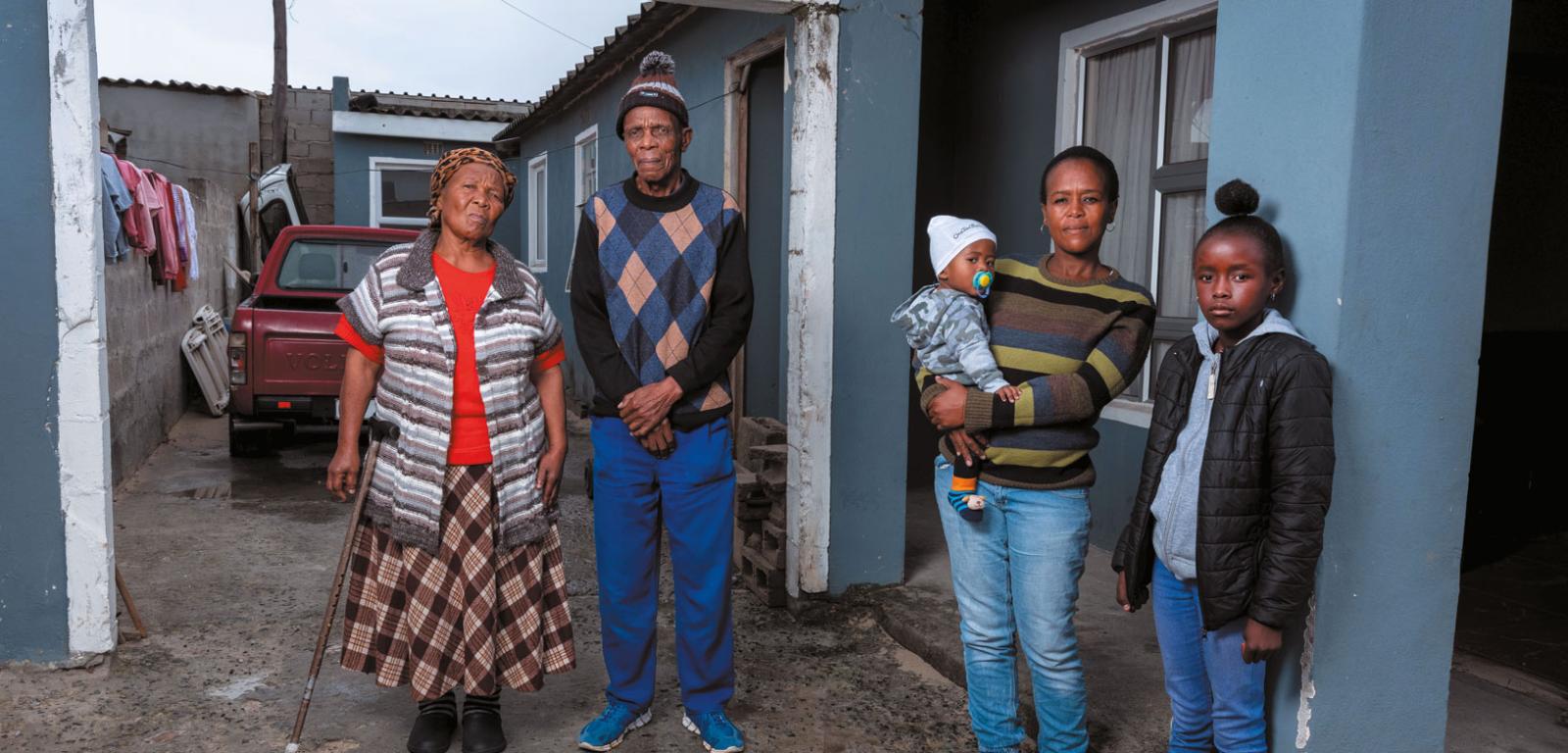 Członkowie rodziny Sitaya z miasta Khayelitsha w Afryce Południowej – na gruźlicę zachorowali wszyscy z wyjątkiem najmłodszego dziecka, które otrzymało terapię profilaktyczną.
