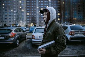 Kadr z filmu „Inni ludzie” i Jacek Beler, zdobywca nagrody za główną rolę męską.