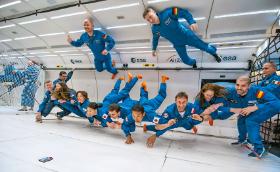 Ćwiczenia dotyczące działania w warunkach mikrograwitacji dla przyszłych astronautów z Europejskiej Agencji Kosmicznej. Polak na dole, czwarty z prawej.