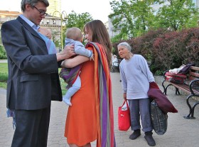 Doradzanie chustonoszenia budzi zainteresowanie.