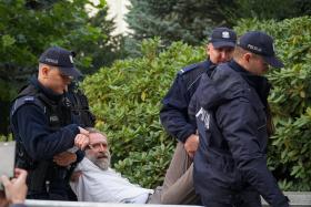 Wojciech Kinasiewicz wynoszony z terenu Sejmu.