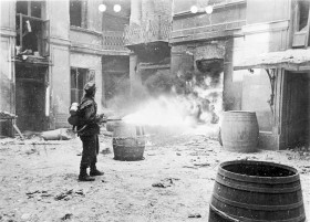 Żołnierz niemieckiego Brendkomanndo w Warszawie, 1944 r.