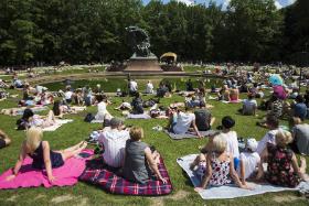 Dostępność kultury to dziś programowy fetysz, ale też realny problem – w rozwarstwionym społeczeństwie wielu nie stać na uczestnictwo, wielu też nie ma kompetencji, by w kulturze uczestniczyć.