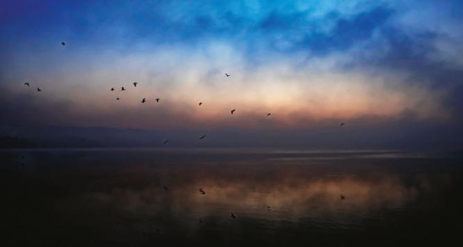 Dla Hindusa rzeka może być wcieleniem boga, dla Maorysa – matką, dla amazońskich Indian las to kompletna filozofia istnienia. Na fot. jezioro Sukhna, Indie.