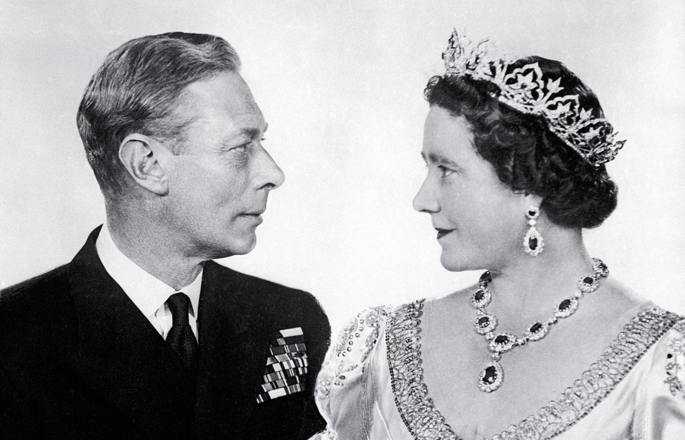 Jerzy VI z żoną Elżbietą Bowes-Lyon w 25. rocznicę ślubu, 1948 r.