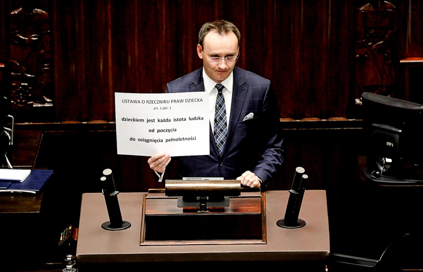 Rzecznik praw dziecka Mikołaj Pawlak podczas debaty nad projektem Kai Godek zaostrzającym ustawę antyaborcyjną