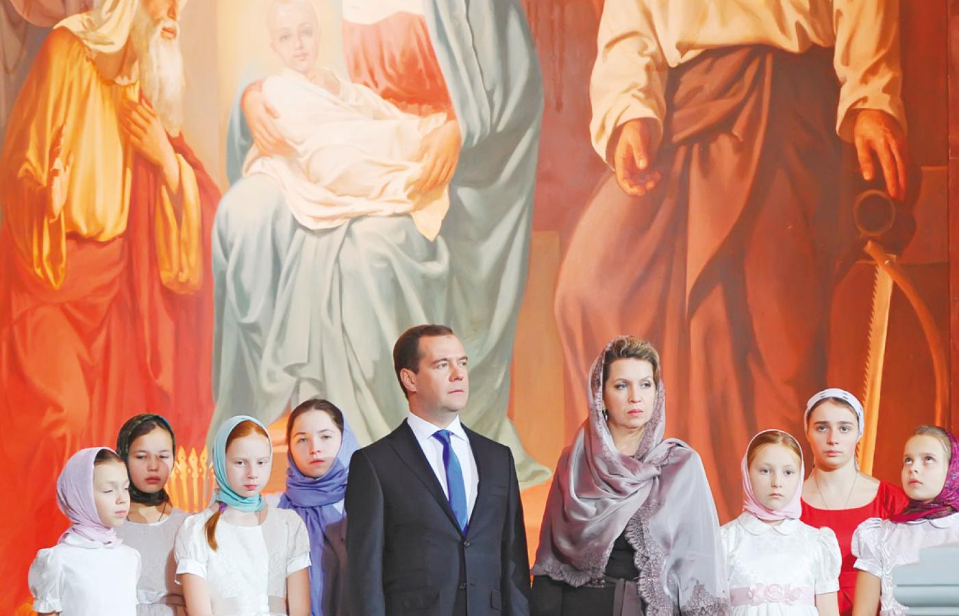 Premier Miedwiediew z małżonką w świątecznej scenerii.