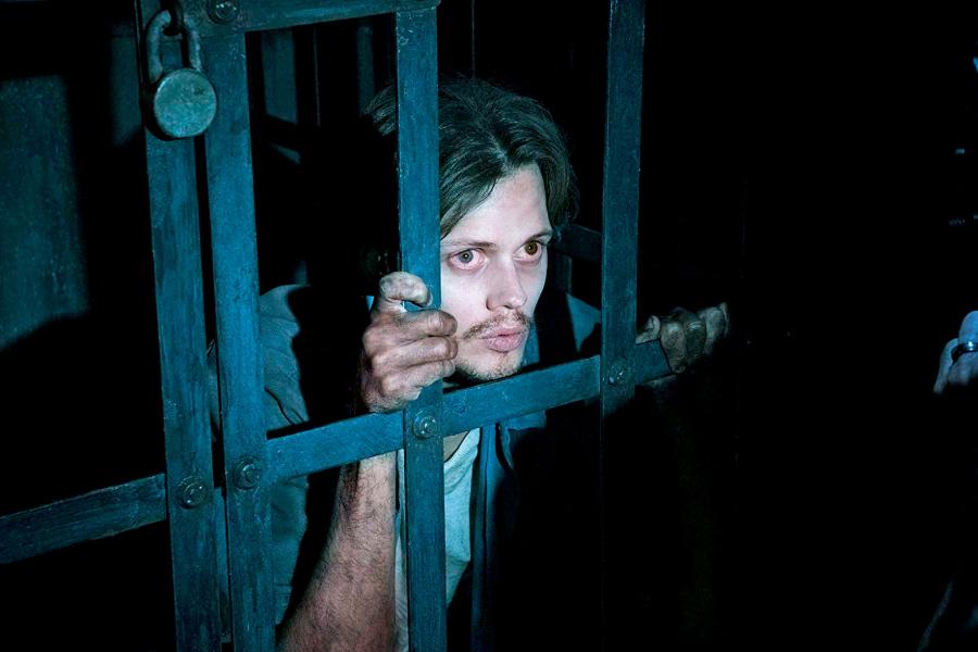 Bill Skarsgård jako tajemniczy więzień w epickiej sadze mroku i światła.
