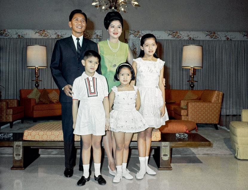 Marcosowie w 1965 roku, czyli Ferdinand senior, Imelda z domu Romuáldez i dzieci (od lewej: Ferdinand junior, Irene, Imelda).