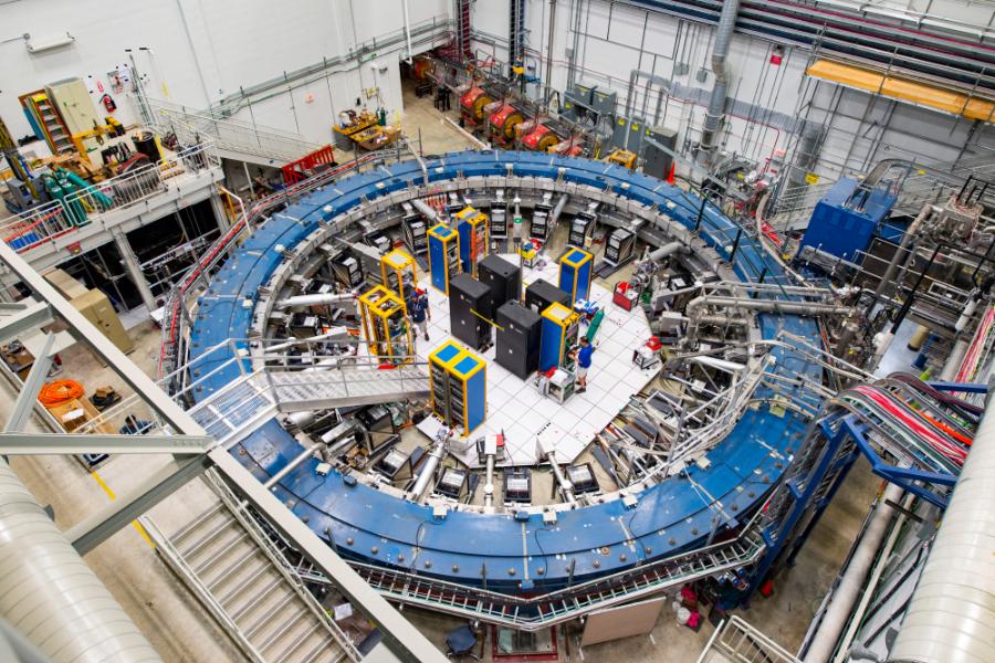 Eksperyment Muon g-2 – pierścień akceleratora otoczony detektorami.