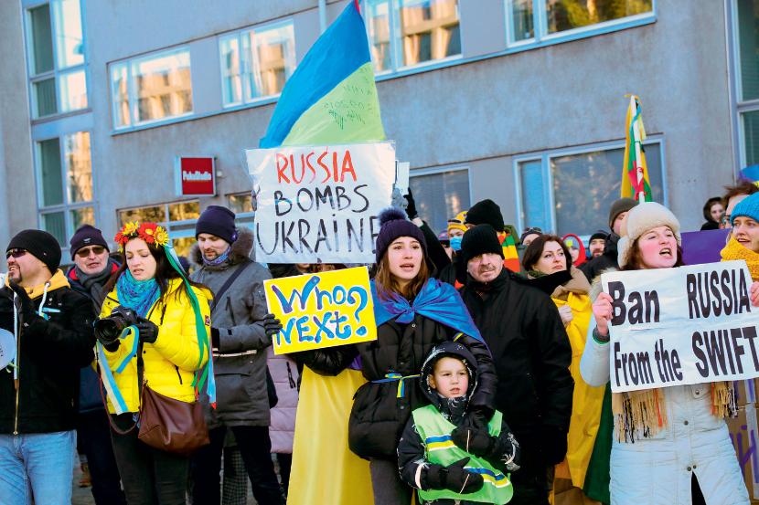 Demonstracja antywojenna przed ambasadą rosyjską w Helsinkach (26 lutego br.).