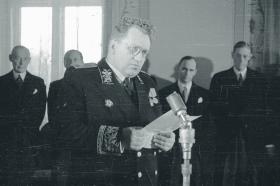 Przedstawiciel Stalina, ambasador ZSRR w Polsce Wiktor Lebiediew. Tu, jako dziekan korpusu dyplomatycznego, odczytuje życzenia dla prezydenta Bieruta podczas noworocznego spotkania. Warszawa 1949 r.