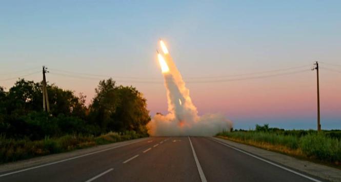 Pierwsze użycie zaawansowanego amerykańskiego systemu rakietowego M142 High Mobility Artillery Rocket Systems (HIMARS) przez siły ukraińskie. Zdjęcie udostępnione przez Sztab Generalny Ukrainy 4 lipca 2022 r.