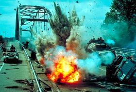 Kadry z filmu „O Jeden most za daleko” – walki osamotnionych żołnierzy Frosta o północny przyczółek mostu na Renie.