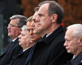 Warszawa - Okęcie. Powitanie trumien z ciałami ofiar katastrofy. Pierwszy z prawej Michał Boni.