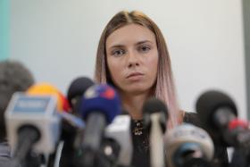 Lekkoatletka Kristina Cimanouska na konferencji prasowej w Warszawie.