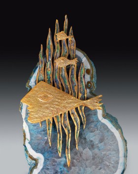 Hebe - ceramika pokryta płatkami złota i emalią na agacie.