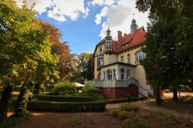 Muzeum Sopotu we wspaniałej, zabytkowej Willi Claaszena, zbudowanej w 1903 roku, to miejsce o niepowtarzalnej atmosferze. Możecie tutaj na chwilę przenieść się w czasie do dawnego Sopotu, ale też zastanowić się nad współczesnym charakterem miasta, którego historia sięga wiele stuleci wstecz: od średniowiecznego grodziska i wsi rybackiej położonych na mokradłach, przez tereny rezydencji zamożnego patrycjatu i arystokracji, do kurortu o europejskiej renomie. Muzeum gromadzi i popularyzuje wiedzę o Sopocie w żywej relacji z mieszkańcami, zbierając ich wspomnienia i pamiątki, które budują pełną emocji, wielowymiarową historię miasta.