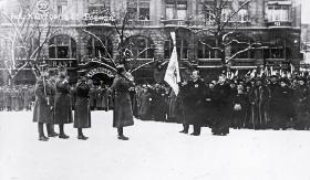 Uroczyste zaprzysiężenie wojsk powstańczych i wręczenie sztandaru 1 Dywizji Strzelców Wielkopolskich, 26 stycznia 1919 r. Wojciech Korfanty, członek Naczelnej Rady Ludowej, trzyma sztandar.