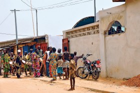 Egungunów nie można dotykać ( taki błąd grozi śmiercią) więc kiedy tylko duch się zbliża, młodzi mężczyźni przepędzają go kijami.