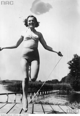 Lata 30. XX w. przyniosły przełom. Powstały pierwsze kostiumy dwuczęściowe, odsłaniające talię. Przedwojenna aktorka Maria Andergast gdzieś na mazurskiej plaży.