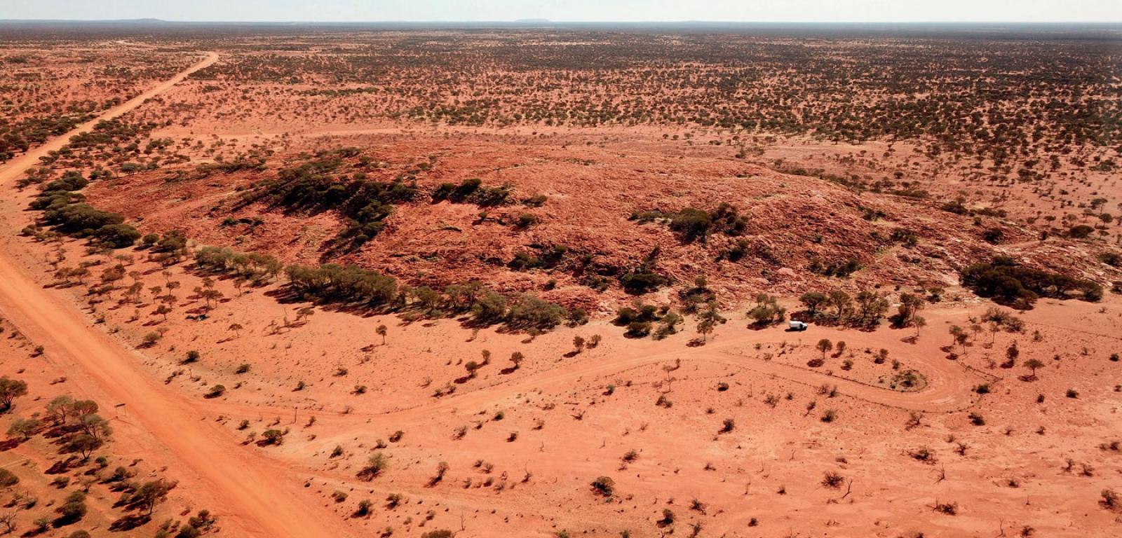Skała Barlangi Rock w Australii Zachodniej zawiera ślady po uderzeniu meteorytu sprzed 2 mld 230 tys. lat. Kosmiczna kolizja mogła zakończyć okres chłodów na planecie.