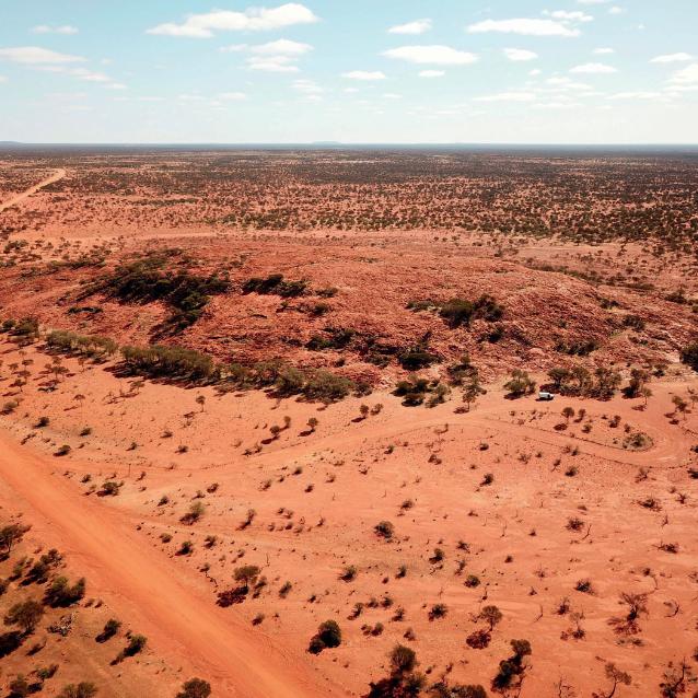 Skała Barlangi Rock w Australii Zachodniej zawiera ślady po uderzeniu meteorytu sprzed 2 mld 230 tys. lat. Kosmiczna kolizja mogła zakończyć okres chłodów na planecie.