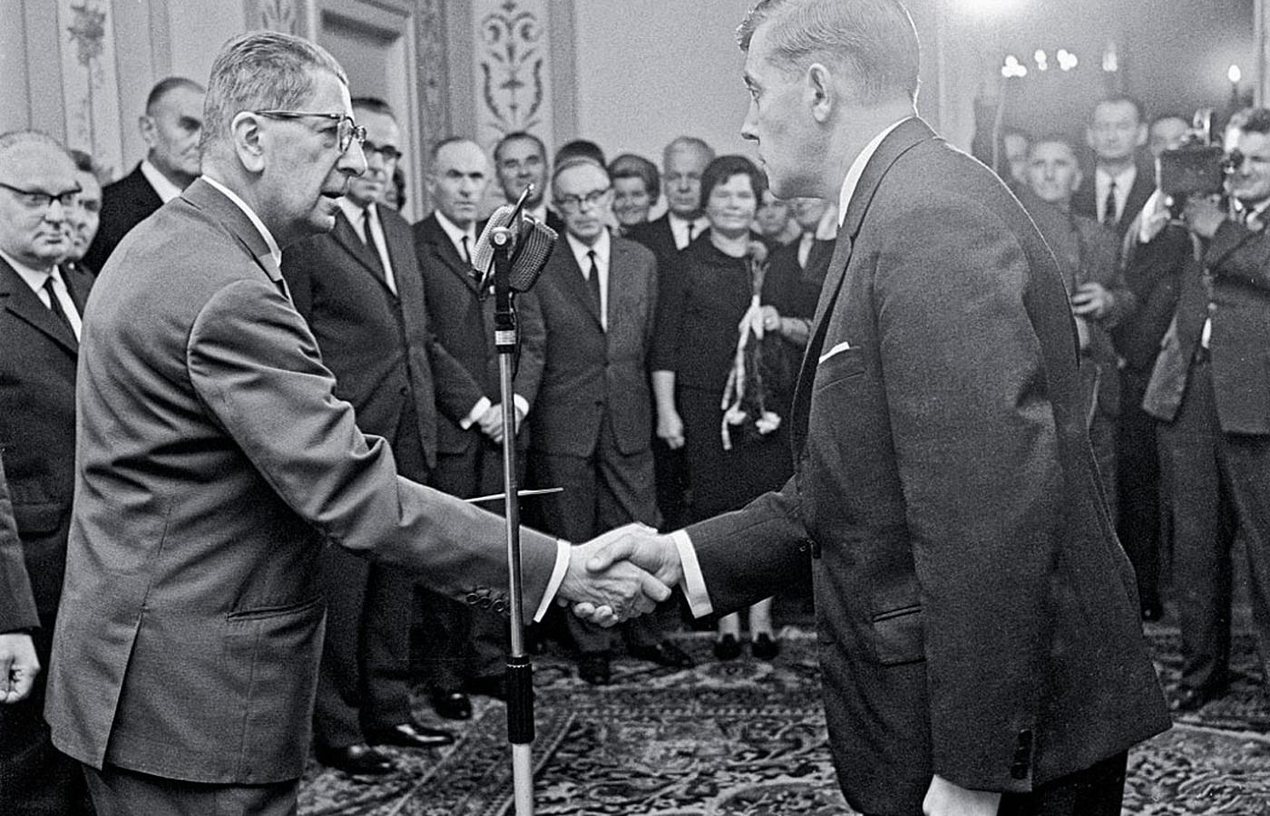 Nadanie tytułu profesorskiego w Belwederze. Zastępca przewodniczącego Rady Państwa Stanisław Kulczyński (z lewej) gratuluje profesorowi nadzwyczajnemu, architektowi Wiktorowi Zinowi, 1967 r.