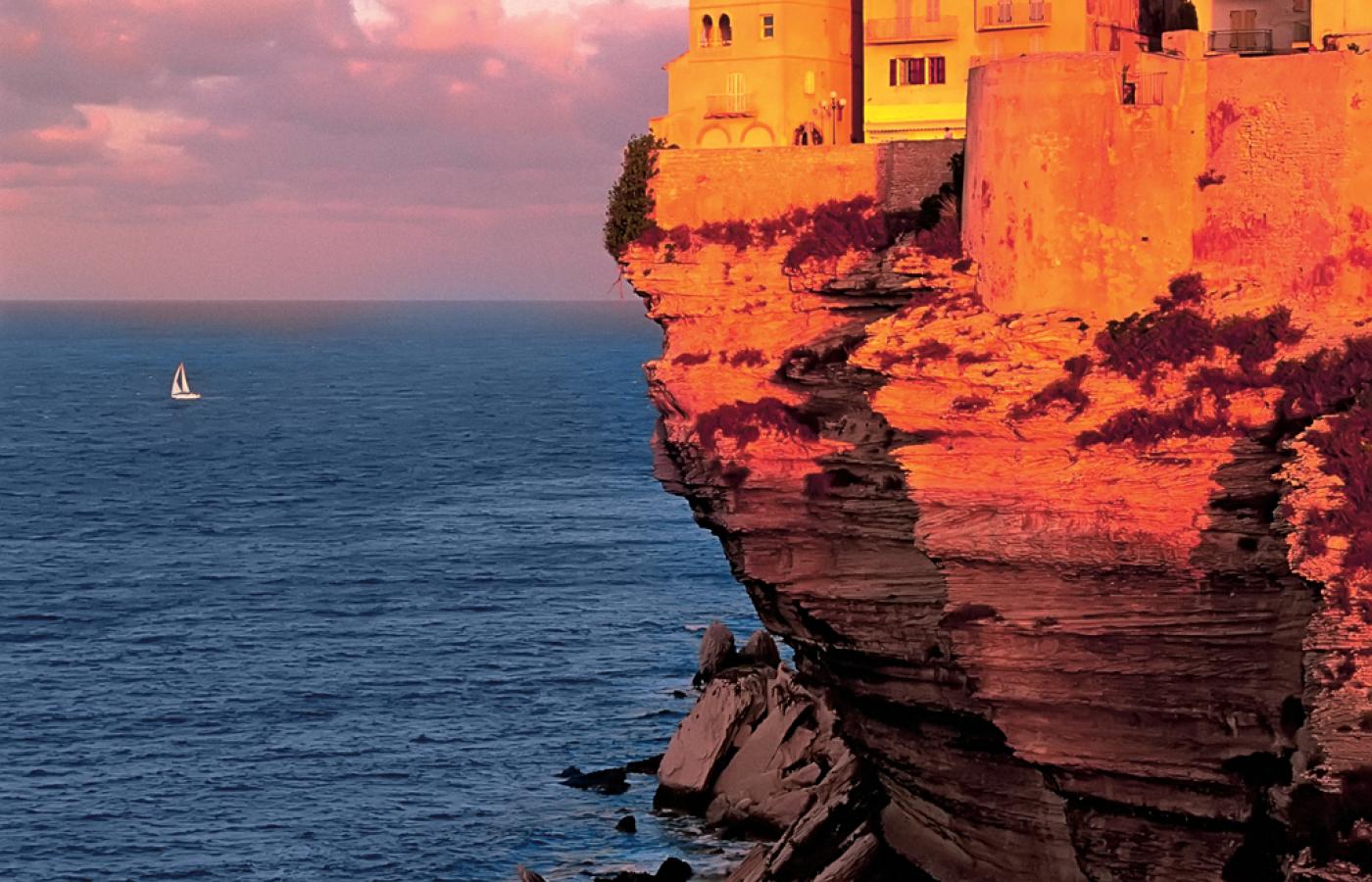 Na przestrzeni wieków Korsyka była wielokrotnie najeżdżana i okupowana przez kolejne śródziemnomorskie potęgi.