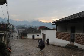 Chajul - jedno z 3 głównych miast Indian z plemienia Ixil-potomków Majów-ulokowane w górach często spowite jest mgłami i nawiedzane deszczami.