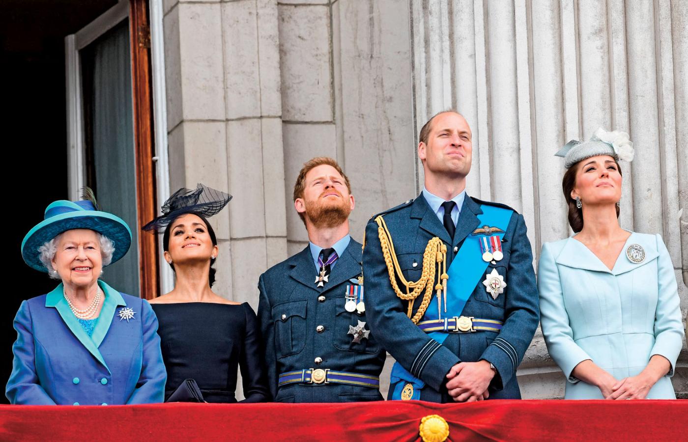 Elżbieta II z młodszym pokoleniem  brytyjskiej rodziny królewskiej: księżną Meghan, księciem Harrym, księciem Williamem i księżną Kate.