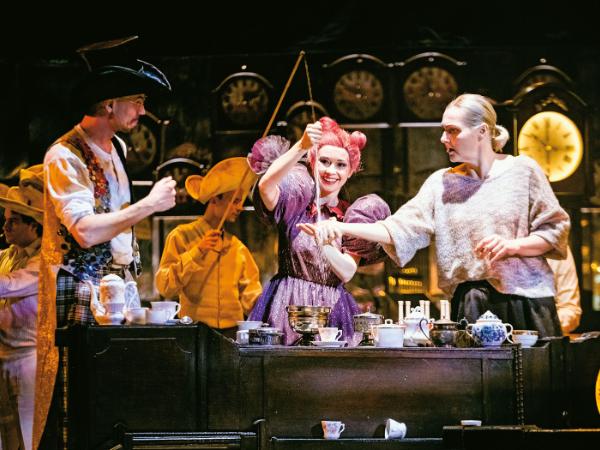 Ewa Konstancja Bułhak (pierwsza z prawej) jako Alicja w spektaklu „Alicji Kraina Czarów”.