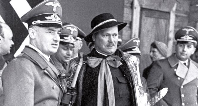 Gubernator Hans Frank (z lewej) podczas rozmowy z Wacławem Krzeptowskim (w stroju ludowym).