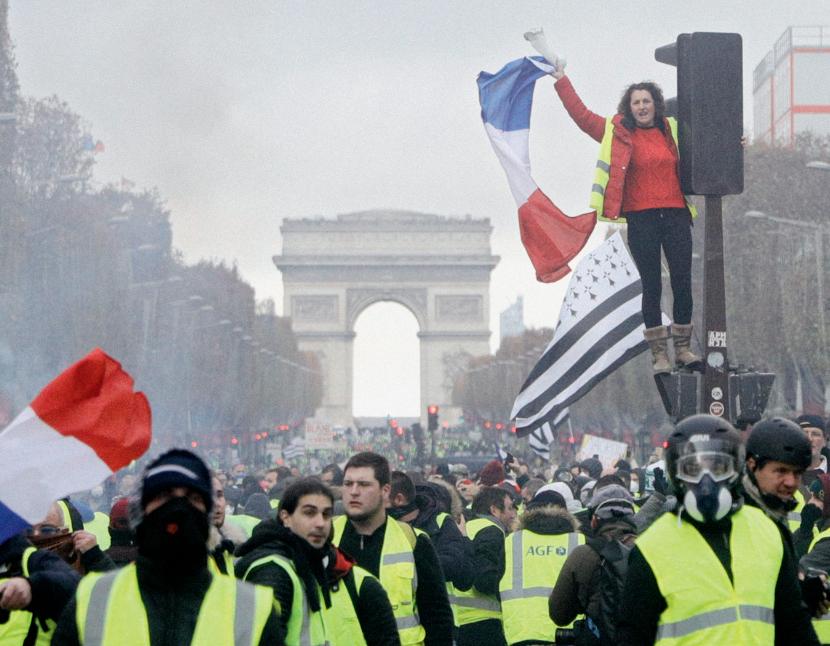 Kto tu jest liderem? Ten, kto akurat krzyczy. Listopadowe protesty „żółtych kamizelek” na paryskich Polach Elizejskich, spontaniczne i nielegalne, szybko przerodziły się w zamieszki.