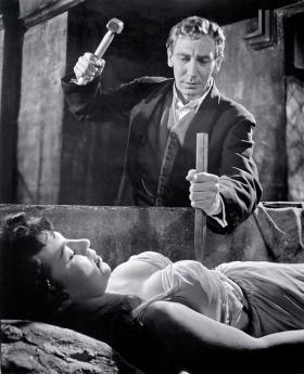 Pogromcy wampirów mogli je zabić, paląc, obcinając im głowy lub wbijając w serce osikowe kołki (scena z filmu z 1958 r. „Horror Drakuli”).